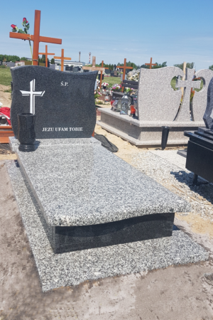 Nagrobek z ciemnymi bokami z granitu strzegomskiego – model 1117