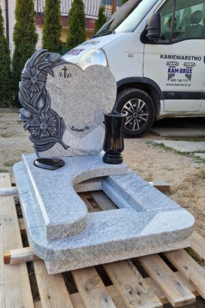 Nagrobek dziecięcy z sercem z granitu viscount white nr.2252