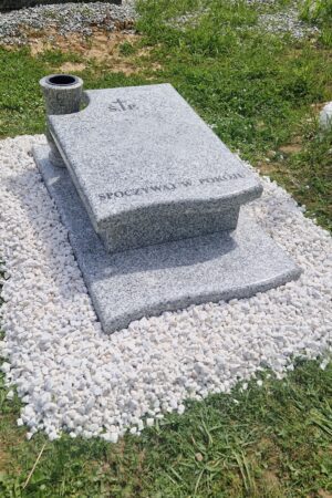 Sarkofag urnowy z wazonem z granitu strzegomskiego nr.1515