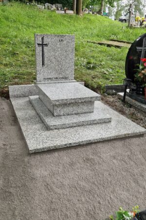 Nagrobek urnowy z posadzką, granit strzegomski nr.1518