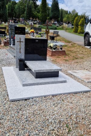 Nagrobek urnowy z posadzką, granit strzegomski / szwed nr.2241