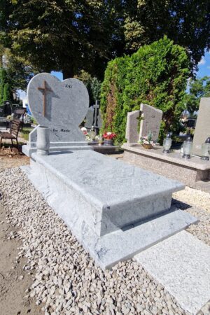 Nagrobek z sercem z granitu viscount white nr.900