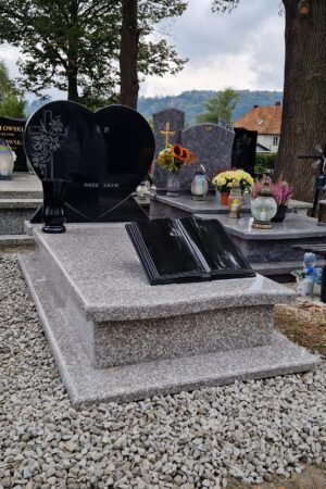 tani nagrobek z czarnym sercem