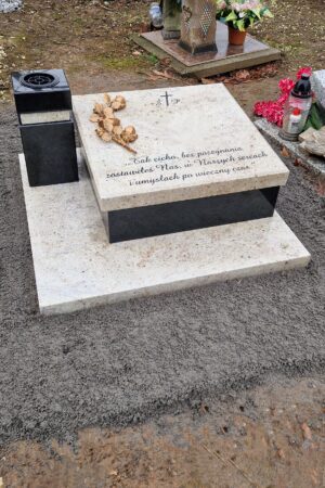 Nagrobek urnowy z granitu astoria / szwed nr.2243