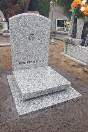 Mały nagrobek urnowy z granitu strzegomskiego nr.1245