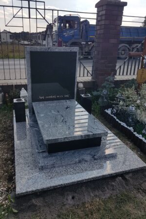 Nowoczesny pomnik urnowy, granit viscount white / szwed nr.1822