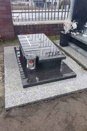 Nagrobek urnowy, sarkofag z granitu impala z posadzką nr.1916