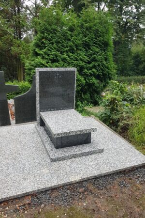 Nagrobek urnowy z posadzką, granit strzegomski / impala nr.1858