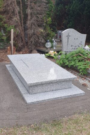 sarkofag z jasnego granitu