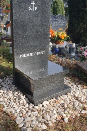 Mały nagrobek urnowy z granitu impala nr.2062