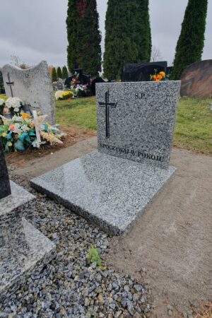 Mały nagrobek urnowy z granitu strzegomskiego nr.2199