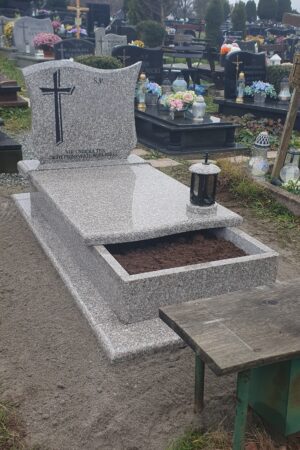 tani pomnik z dziurą na kwiaty