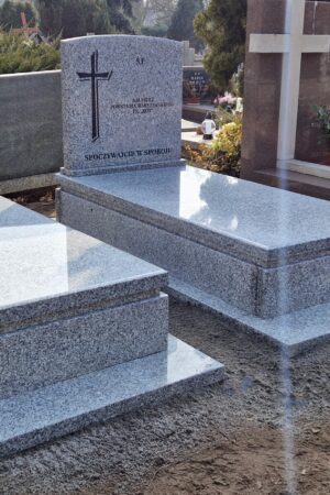 Dwa identyczne nagrobki obok siebie, granit strzegomski nr.2258