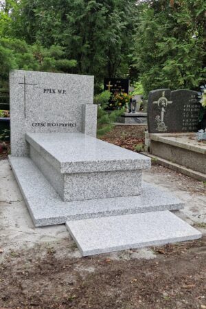 Nagrobek z płytą o grubości 10cm z granitu strzegomskiego nr.613