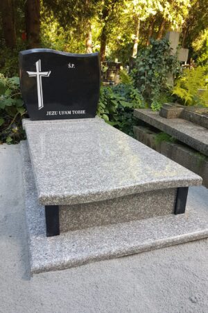 tani pomnik z czarną tablica