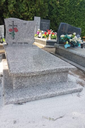 tani pomnik z różą