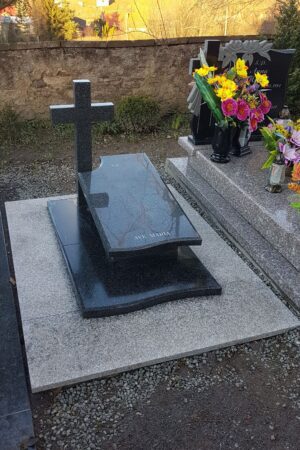 Nagrobek urnowy z krzyżem i posadzką, granit impala nr.1913