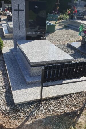 Nagrobek z posadzką z granitu bianco pearl / szwed nr.2075