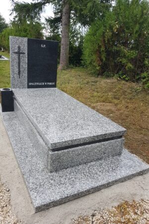 nagrobek z wazonem z boku