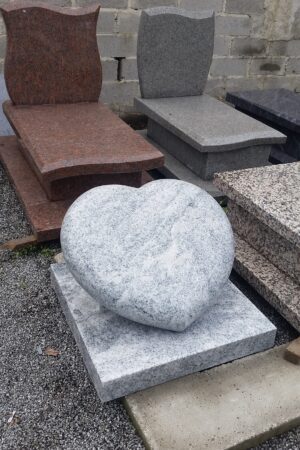 Nagrobek urnowy z sercem z granitu viscount white nr.766