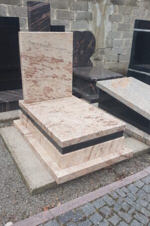 Nagrobek urnowy z granitu shivakasi gold / szwed nr.1912