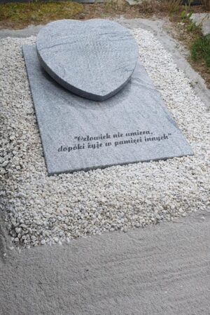 Nagrobek dziecięcy z sercem z granitu viscount white nr.1090