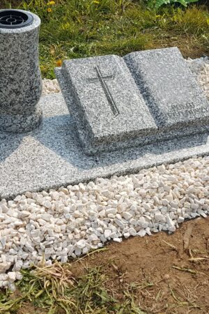 Nagrobek urnowy z książką i wazonem, granit strzegomski nr.1517