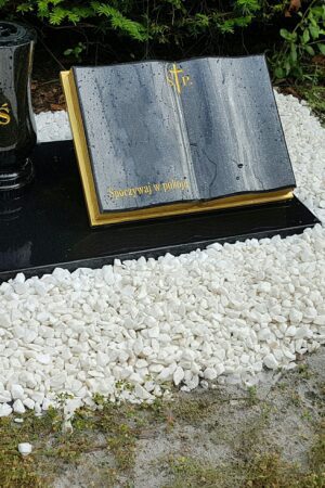 Nagrobek urnowy z książką i wazonem, granit szwed nr.1078