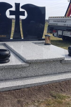 Nagrobek z dwoma czarnymi tablicami, granit strzegomski nr.1582