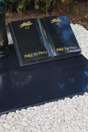 Nagrobek urnowy z książką i wazonem z granitu szwed nr.1524