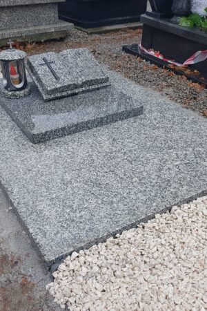 Nagrobek urnowy z książką i posadzką, granit strzegomski nr.1055