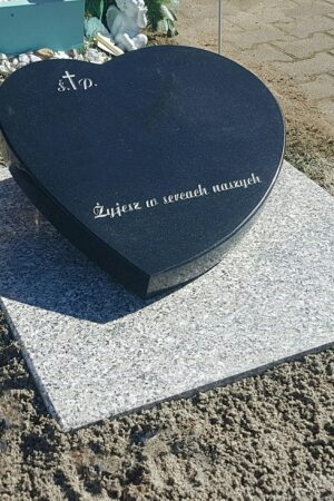 Nagrobek urnowy z sercem z granitu szwed / strzegomski nr.1249