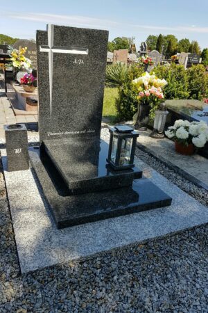 Nowoczesny nagrobek urnowy z posadzką z granitu impala nr.1144