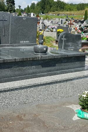 Nagrobek na grobowiec rodzinny z posadzką, granit impala nr.1565
