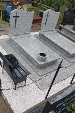 Dwa nagrobki z posadzką z granitu strzegomskiego nr.1944