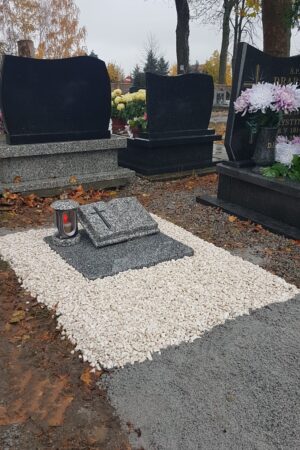 Nagrobek urnowy z książką i lampionem, granit strzegomski nr.770