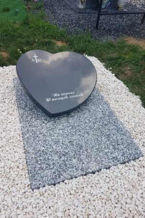 Nagrobek urnowy z sercem z granitu szwed / strzegomski nr.1904