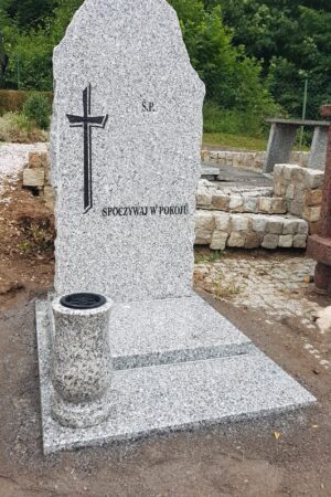 Nagrobek urnowy skałka z granitu strzegomskiego nr.1902