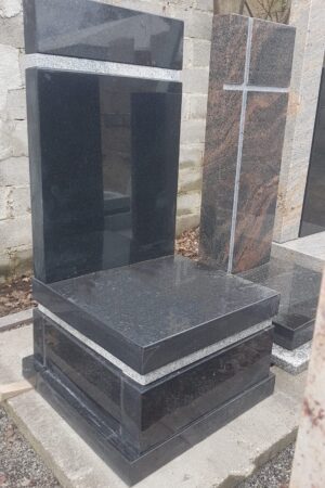 Mały nagrobek urnowy z granitu szwed nr.1905