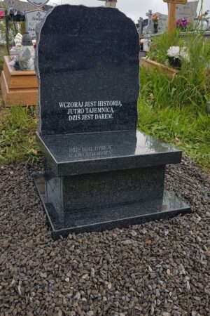 Mały nagrobek urnowy z granitu impala nr.656