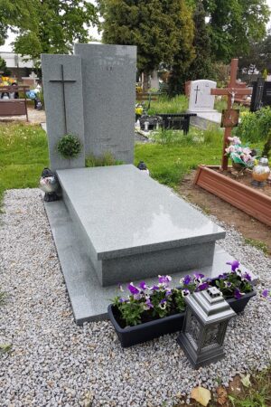 nagrobek szary granit