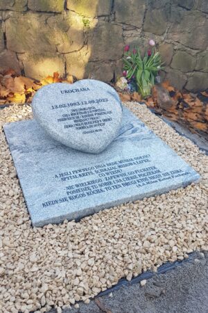 Nagrobek urnowy płaski z sercem, granit viscount white nr.1919