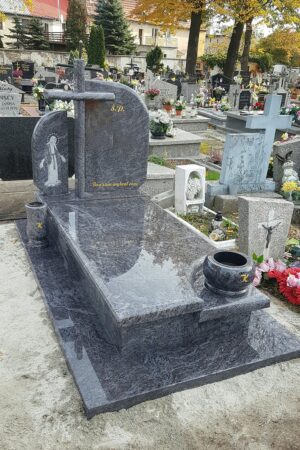nagrobek fioletowy granit