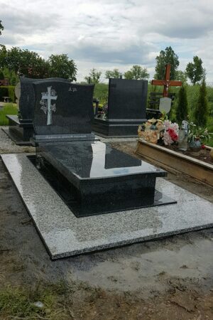 Nagrobek z granitu impala z posadzką nr.1652