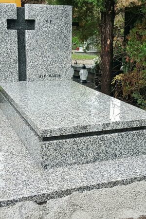 Nagrobek z granitu strzegomskiego / impala nr.1641