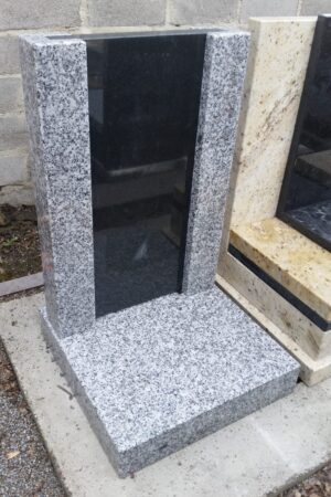 Mały nagrobek urnowy z granitu zimnik / szwed nr.1207