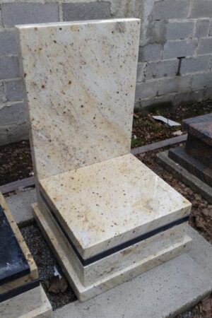 Mały nagrobek urnowy z granitu astoria / szwed nr.1208