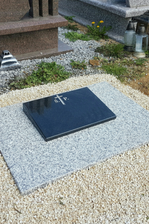 Mały nagrobek urnowy, granit szwed / strzegomski nr.1521