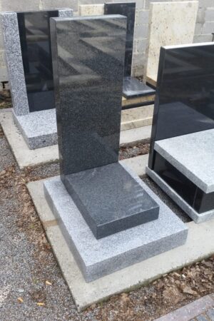 Mały nagrobek urnowy z granitu zimnik / impala nr.1205