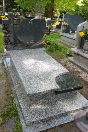 Nagrobek z różami z granitu strzegomskiego / impala nr.1796